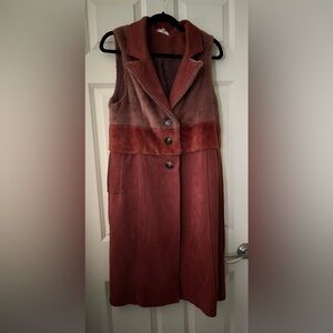 Mystic long faux fur & suede vest with 3 buttons, pockets shades of red, rust M